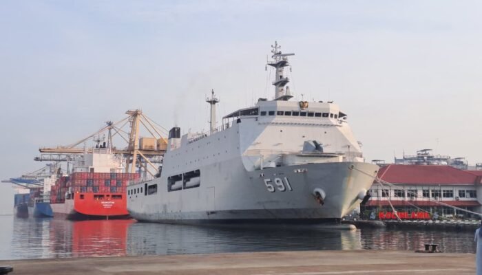 Dukung Restorasi Sistem Kelistrikan di Wilayah Bencana Sumatra, Len Salurkan PLTS Portable