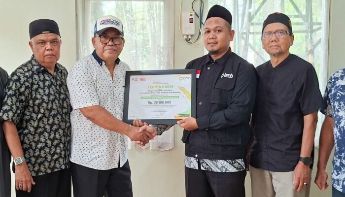 Warga RW 06 Tanjungsari Asri Antapani Bandung Salurkan Donasi untuk Korban Bencana Aceh dan Sumatera lewat Laznas BMH