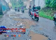 Jalan Rusak Parah Bertahun-tahun, Warga Cibiuk Garut Desak Pemkab Lakukan Perbaikan Permanen