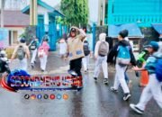 Tetap Siaga Meski Hujan, Polsek Cibatu Garut Pastikan Keamanan Siswa Lewat Gatur Pagi