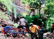 Longsor Tutup Saluran Irigasi di Sukawening Garut, Polisi dan Warga Bergerak Cepat Lakukan Gotong Royong