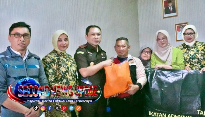Kejati Jabar Turun Langsung Bantu Korban Longsor Cisarua KBB, Salurkan Ratusan Paket Sembako