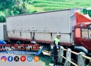 Truk Fuso Muatan Roti Masuk Parit di Jalur Wado–Malangbong Garut, Polisi Lakukan Penanganan TKP