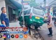 Pick Up Tabrak Angkot hingga Rusak Pagar Rumah Warga