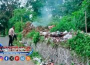 Tumpukan Sampah Liar Meresahkan Warga, Polsek Sukawening Turun Langsung Bersihkan Kampung Samoja