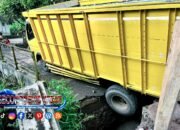 Jembatan Penghubung Dua Desa di Cisurupan Garut Amblas Diterjang Hujan Deras, Truk Pasir Terperosok