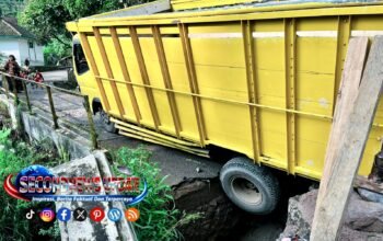 Jembatan Penghubung Dua Desa di Cisurupan Garut Amblas Diterjang Hujan Deras, Truk Pasir Terperosok
