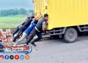 Mobil Box Terperosok ke Parit di Pasirwangi Garut, Polisi Gerak Cepat Lakukan Evakuasi