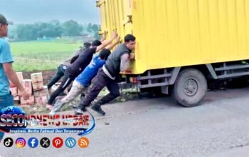 Mobil Box Terperosok ke Parit di Pasirwangi Garut, Polisi Gerak Cepat Lakukan Evakuasi
