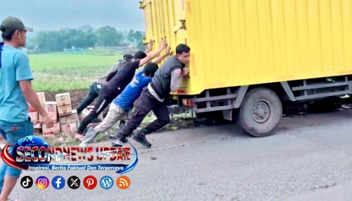 Mobil Box Terperosok ke Parit di Pasirwangi Garut, Polisi Gerak Cepat Lakukan Evakuasi