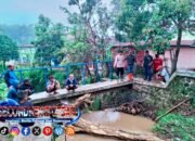 Respons Cepat Polsek Pasirwangi Tangani Banjir dan Longsor, Evakuasi Kayu hingga Bersihkan Akses Jalan Tertutup