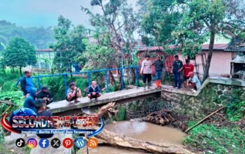 Respons Cepat Polsek Pasirwangi Tangani Banjir dan Longsor, Evakuasi Kayu hingga Bersihkan Akses Jalan Tertutup