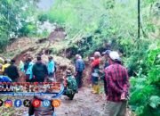 Longsor Tutup Jalan Penghubung Dua Desa di Sukaresmi Garut, Aparat dan Warga Bergerak Cepat