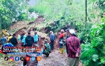 Longsor Tutup Jalan Penghubung Dua Desa di Sukaresmi Garut, Aparat dan Warga Bergerak Cepat