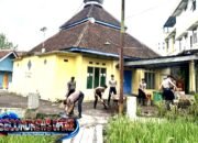 Polisi Bersihkan Masjid di Karangpawitan, Wujud Kepedulian Polres Garut Jelang Ramadan