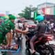 Diguyur Hujan, Kodim 0612/Tasikmalaya dan Gandara Group Bagikan 1.000 Takjil Kolak Nangka di Jalan Otista