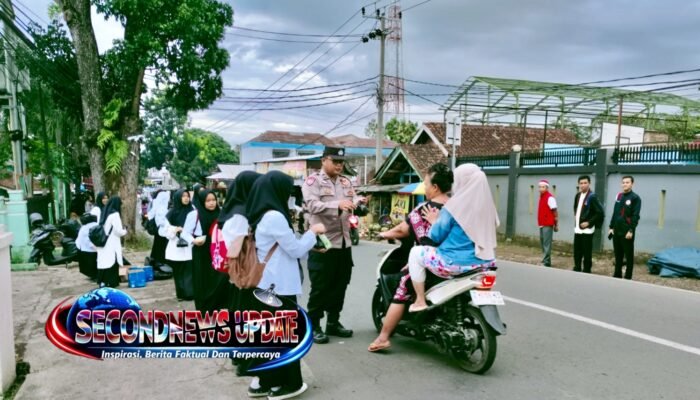 Polsek Banyuresmi dan Pelajar SMAN 26 Garut Bagikan Takjil, Pererat Kepedulian Sosial di Bulan Ramadan