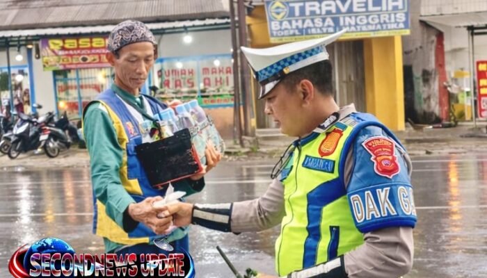 Polsek Kadungora Polres Garut Bagikan Takjil kepada Pengguna Jalan