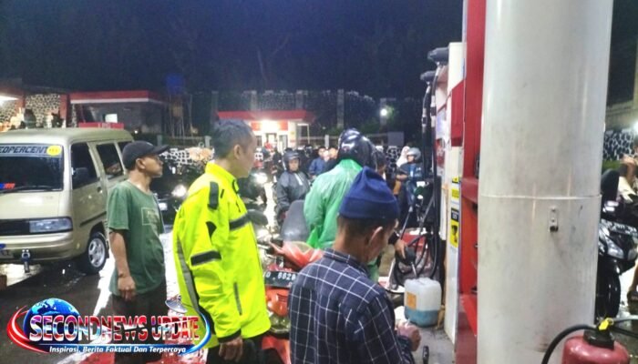 Respon Cepat Layanan 110, Polisi Bantu Pengendara Kehabisan Bensin di Malangbong