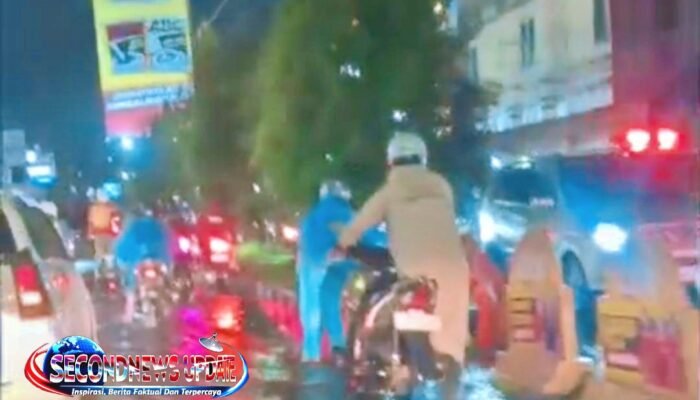 Pohon Tumbang dan Banjir Lumpuhkan Kota Tasikmalaya, Puluhan Motor Mogok di Jalan KHZ Mustofa