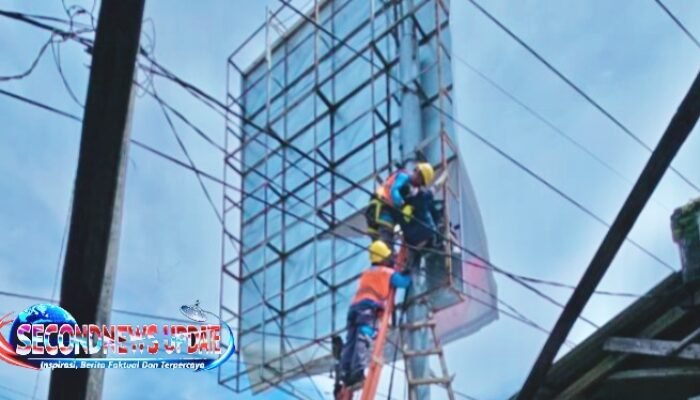 Tersengat Listrik Saat Pasang Baliho, Pria di Garut Dievakuasi Dramatis Selama 40 Menit