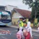 Polisi Siaga di Jalur Limbangan Garut, Bantu Pelajar Menyeberang dan Urai Kemacetan