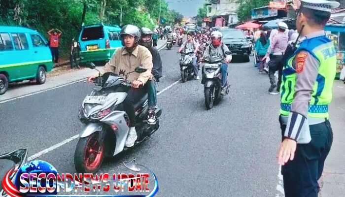 Aksi Sigap Polisi Atur Lalin Limbangan–Malangbong, Demi Kelancaran dan Keselamatan Warga