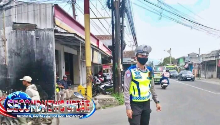 Polisi Atur Arus Lalu Lintas di Banyuresmi Garut, Warga Merasa Lebih Aman