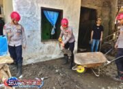 Polres Garut Bersihkan Material Bekas Banjir di Karangpawitan