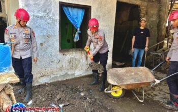 Polres Garut Bersihkan Material Bekas Banjir di Karangpawitan