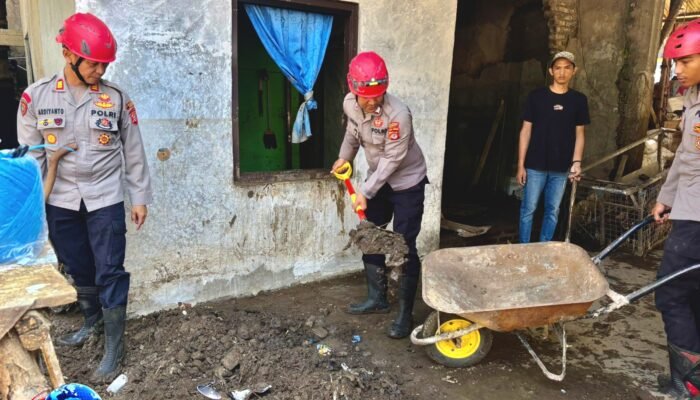 Polres Garut Bersihkan Material Bekas Banjir di Karangpawitan