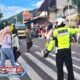 Polisi Siaga di Jalan Raya Leles Garut, Bantu Warga Menyeberang di Tengah Padatnya Lalu Lintas22 April 2026