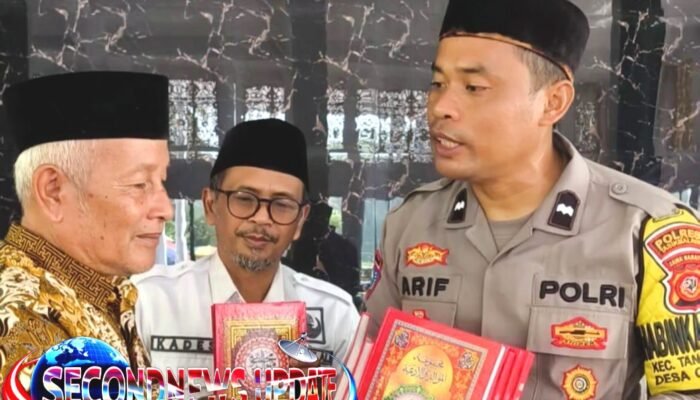 Sisihkan Gaji untuk Santri, Aipda Arif Bagikan Kitab dan Al-Qur’an di Tanjungjaya