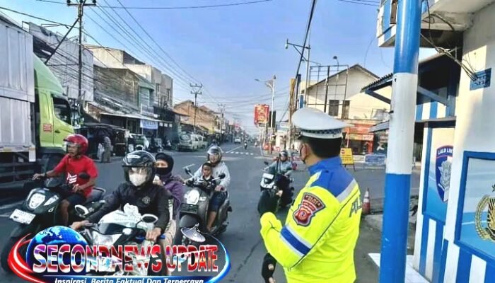 Polisi Atur Lalu Lintas di Jalan Raya Kadungora Garut, Antisipasi Macet dan Kecelakaan