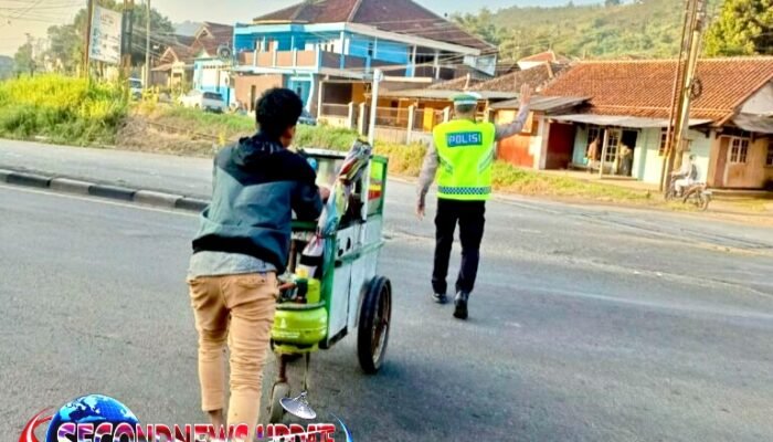 Polisi Atur Lalu Lintas di Jalan Raya Nagreg, Antisipasi Macet dan Kecelakaan