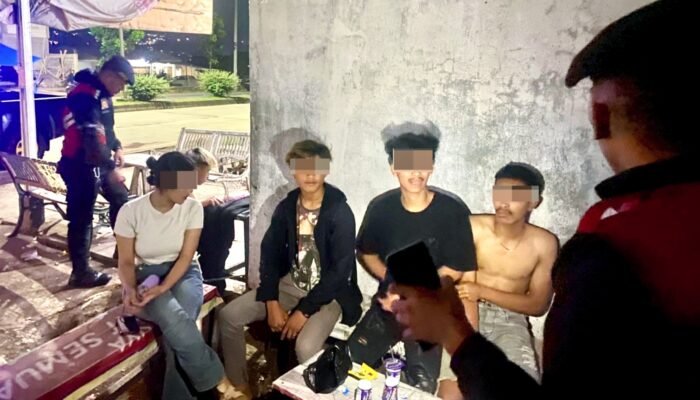Patroli Presisi Polres Garut Bubarkan Pesta Miras Sekelompok Pemuda di Jalan Ibrahim Adjie, 6 Orang Diamankan