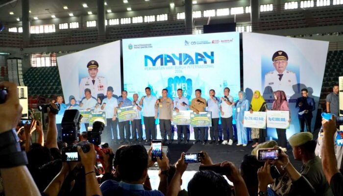 Kapolda Sumut dan Gubernur Bobby Nasution Terima Penghargaan dari Serikat Buruh di May Day 2026