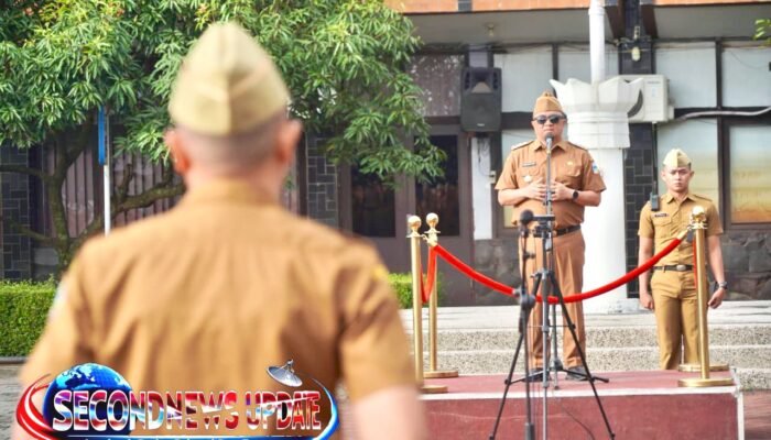 Bupati Garut Pimpin Apel Gabungan, Serahkan SK Kenaikan Pangkat dan Lepas PNS Purna Tugas