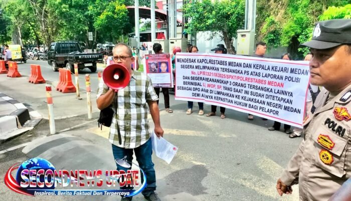Tangis Orang Tua Pecah di Depan Polrestabes Medan, Desak Polisi Tangkap 3 DPO Kasus Penganiayaan