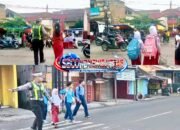 Polisi Siaga di Kadungora, Atur Lalu Lintas dan Bantu Pelajar Menyeberang dengan Aman