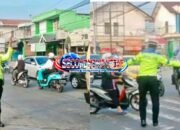 Polisi Atur Arus Lalu Lintas di Jalan Raya Kadungora Garut, Pengendara Diimbau Tertib Berkendara