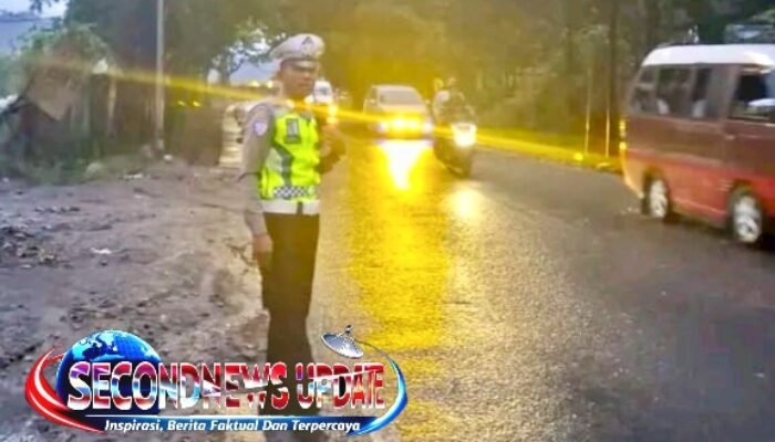 Polisi Siaga di Jalur Utama Banyuresmi Garut, Arus Lalu Lintas Ramai Tetap Lancar