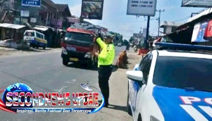 Polisi Siaga di Jalan Raya Limbangan Garut, Arus Lalu Lintas Ramai Tetap Lancar