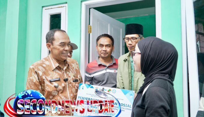Wali Kota Cimahi Ngatiyana Serahkan Bansos ke Warga Rentan, Siapkan Program Budidaya Lele untuk Dongkrak Ekonomi
