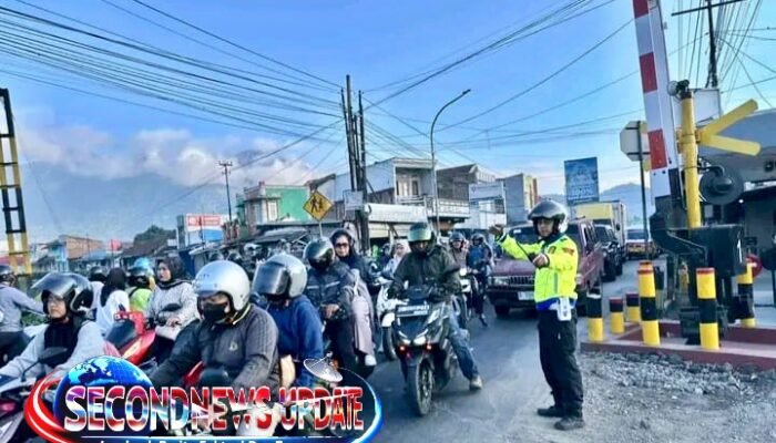 Libur Panjang, Polisi Turun ke Jalan, Arus Lalu Lintas di Kadungora Garut Tetap Lancar pada Jam Sibuk