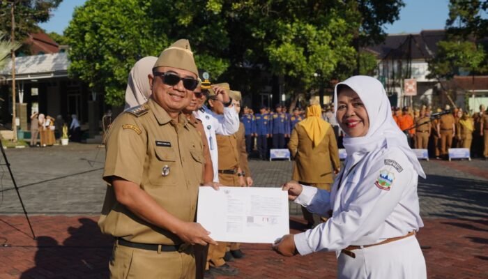 Bupati Garut Serahkan SK Pensiun PNS di Harganas ke-33, Tekankan Peran Ayah Wujudkan Generasi Emas 2045
