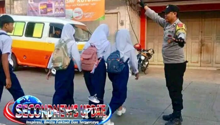 Polisi Siaga di Jalan Raya Leuwigoong Garut, Arus Lalu Lintas Tetap Lancar dan AmanMenulis