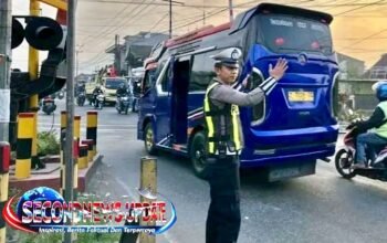 Polsek Kadungora Atur Lalu Lintas di Jalur Utama, Antisipasi Kemacetan Pagi