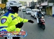 Polisi Turun ke Jalan, Arus Lalu Lintas di Kadungora Garut Tetap Lancar pada Jam Sibuk