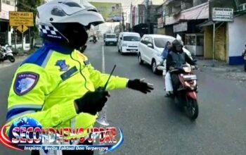Polisi Turun ke Jalan, Arus Lalu Lintas di Kadungora Garut Tetap Lancar pada Jam Sibuk